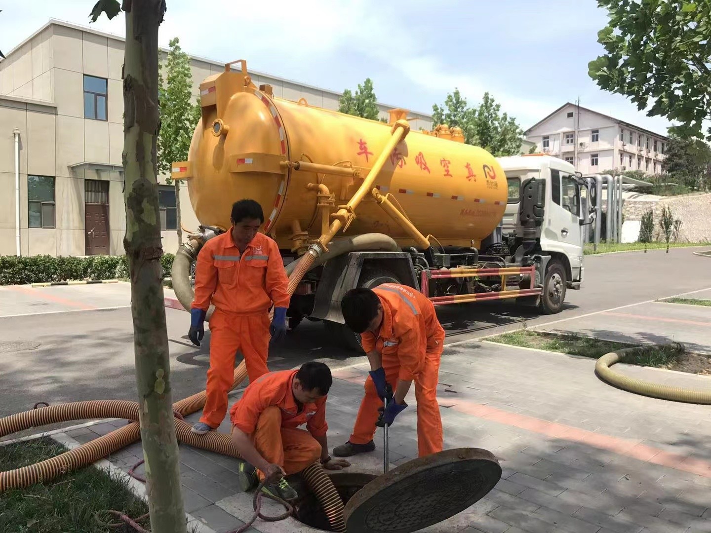 荣邦乡化粪池清理与5-8吨吸粪车施工效率分析
